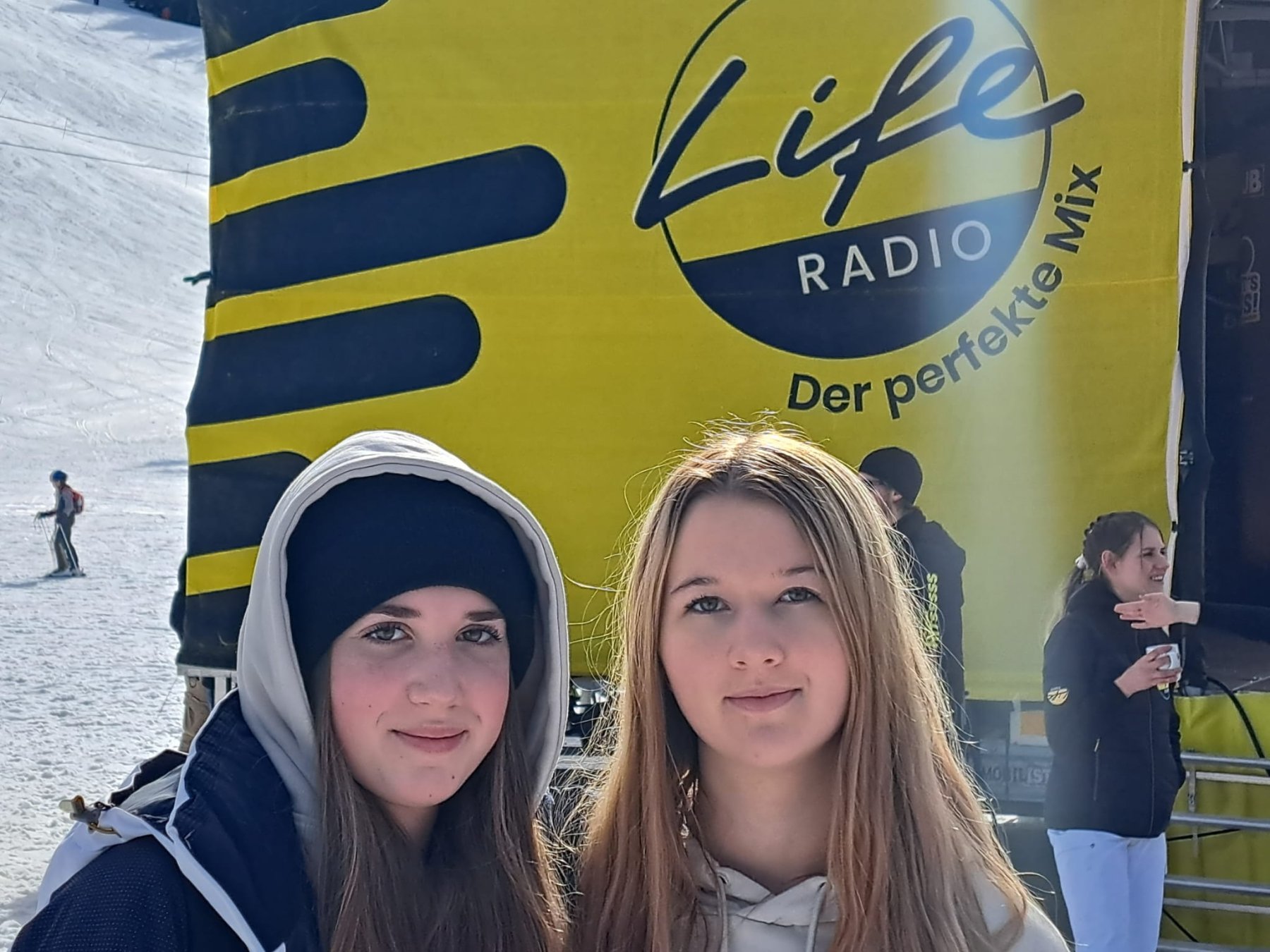 Zwei Schülerinnen vor der Life Radio Werbung