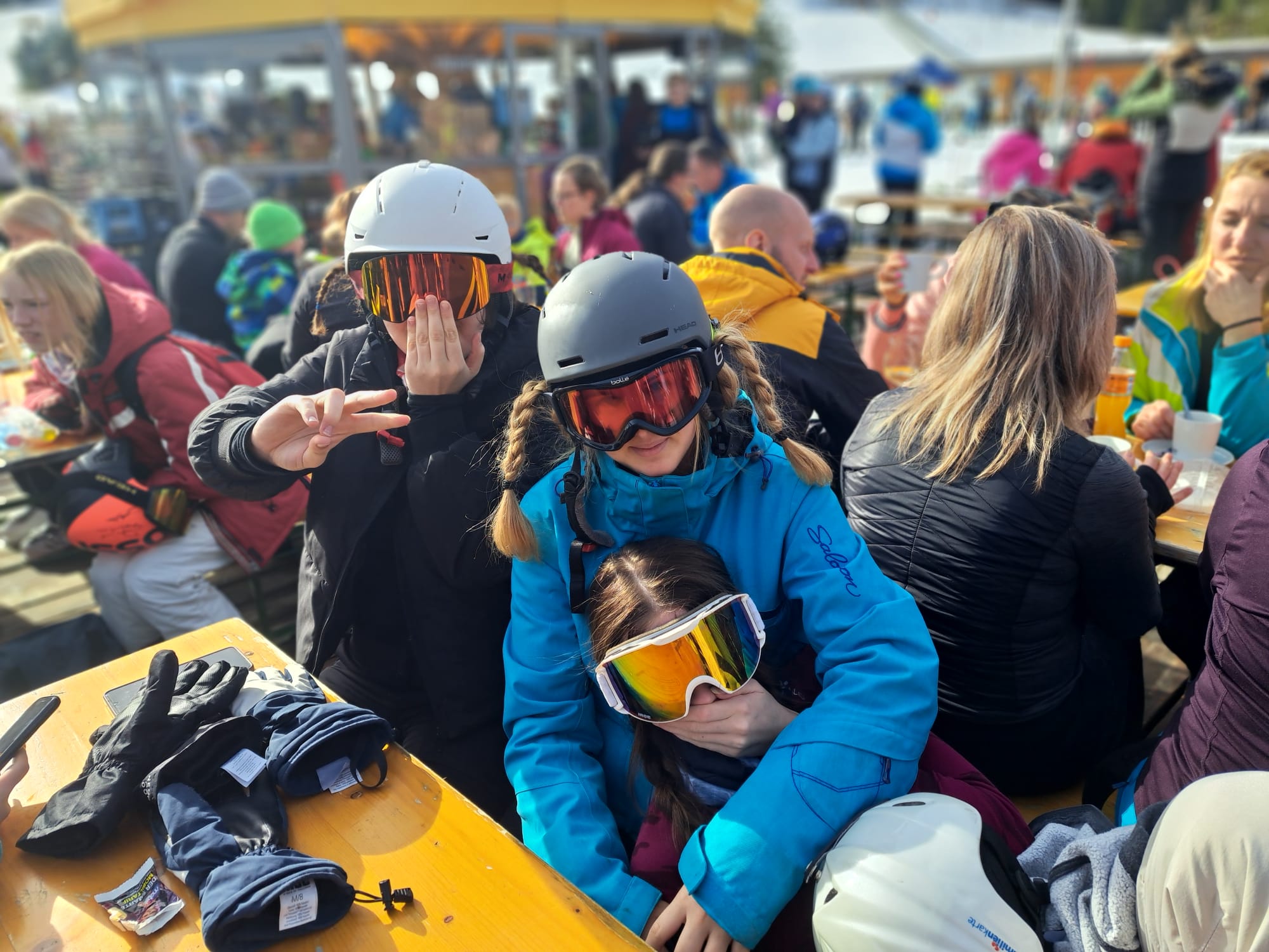 Drei Schifahrerinnen bei der Pause am Biertisch mit coolen Schibrillen